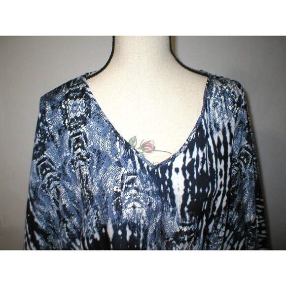Womens New NWT Romeo Juliet Couture Medium Blue White Top Tunic Raglan Kimono - Picture 2 of 9
